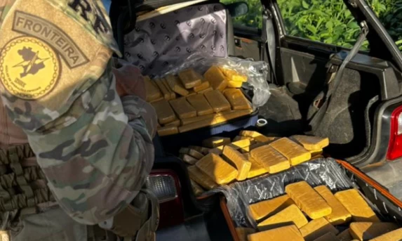 PRF apreende veículo com 90 kg de maconha após fuga na BR-277