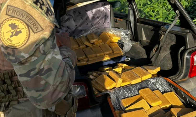PRF apreende veículo com 90 kg de maconha após fuga na BR-277