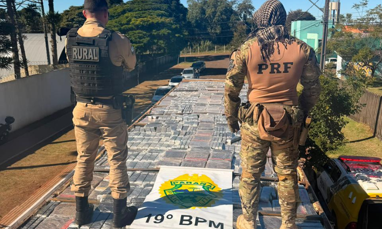 PRF e PM apreendem quase 3 toneladas de maconha oculta em teto de caminhão 