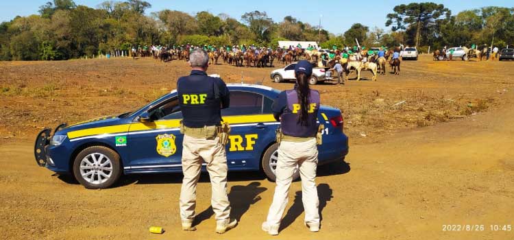 PRF faz a segurança viária de cavalgada em Candói-PR.