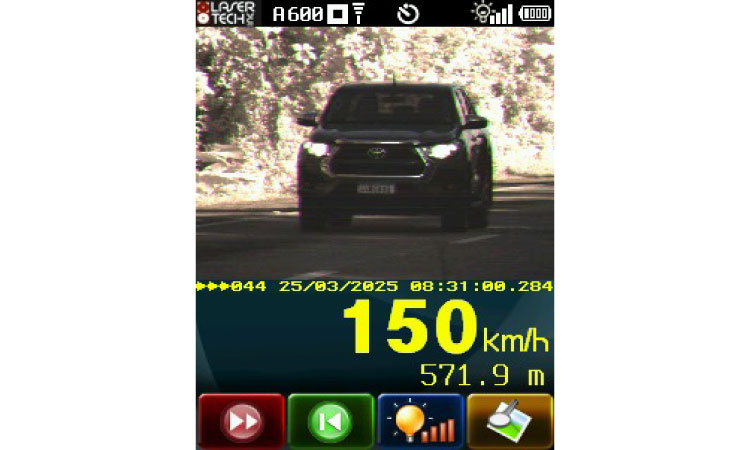 PRF flagra caminhonete a 150 km/h próximo a local de acidente no Paraná.