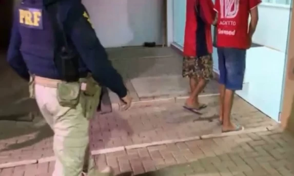 PRF recupera carro furtado e prende dois suspeitos em Catanduvas