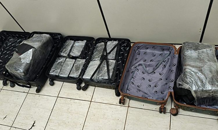 Quatro pessoas são presas com quase 48 quilos de maconha e cigarros contrabandeados em Cascavel