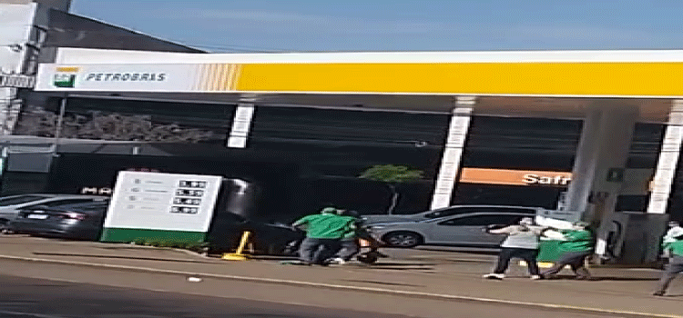 Quebra-pau no centro de Cascavel: briga generalizada é flagrada em vídeo.