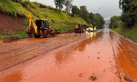 Queda de talude interdita trecho da BR-277 em Cantagalo