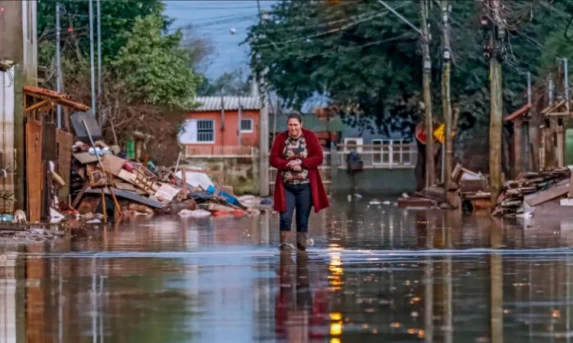 Rastro de destruição no RS acende alerta vermelho: Ventos de até 100 km/h e temporais ameaçam quase 100 municípios do Paraná