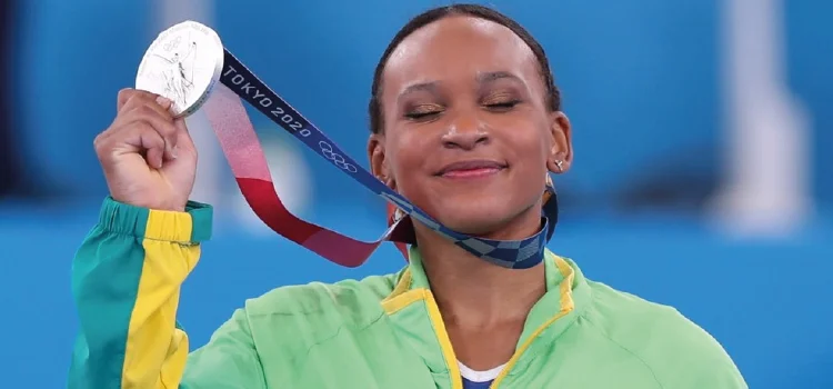 Rebeca Andrade conquista medalha de prata para o Brasil na ginástica.