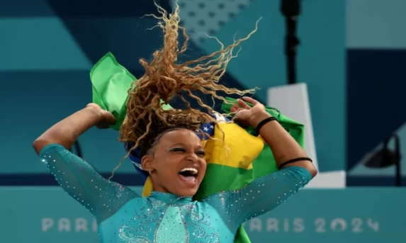 Rebeca destrona Biles, é ouro no solo e vira maior medalhista do Brasil.