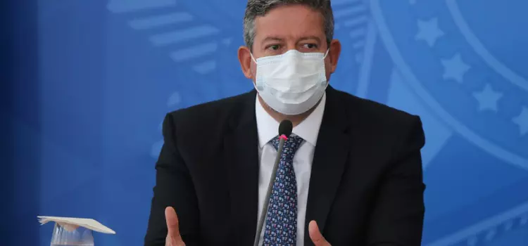 Reforma tributária deve ser fatiada em 3 ou 4 projetos, diz Lira