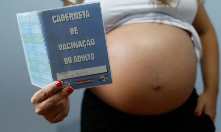 Resistência às vacinas contra gripe e covid coloca gestantes em risco