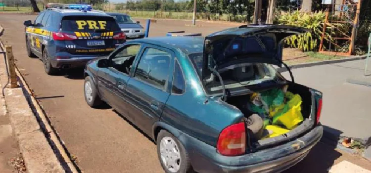 SANTA TEREZINHA DE ITAIPU: Motorista e passageiro são detidos com cerca de 200 kg de maconha na BR 277