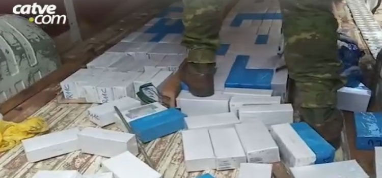 SÃO MIGUEL DO IGUAÇU: BPFron apreende 200 aparelhos celulares em fundo falso de van na BR 277.
