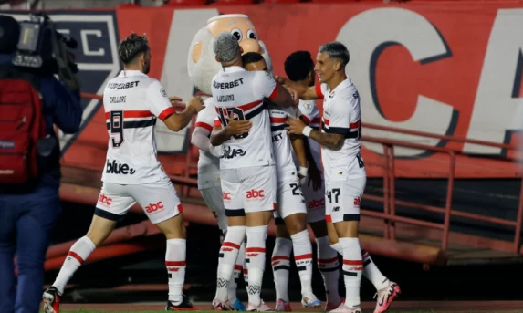 São Paulo derrota Criciúma para assumir 7ª posição do Brasileiro.