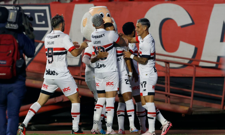São Paulo derrota Criciúma para assumir 7ª posição do Brasileiro.