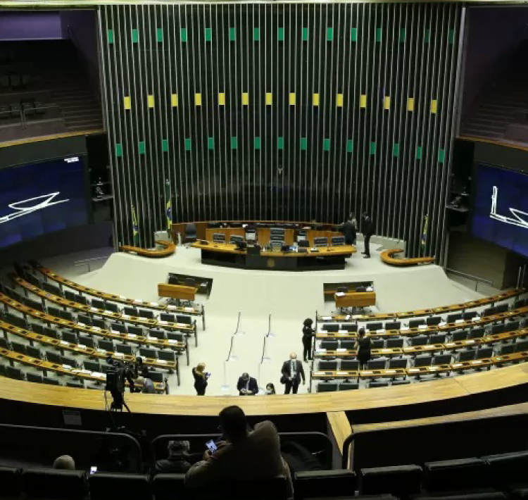SAÚDE: Câmara aprova PEC que garante pagamento do piso de enfermagem.