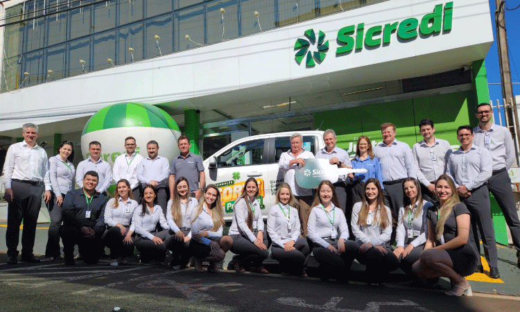 Sicredi Grandes Lagos encerra campanha ‘Sorte Premiada 2024’ com entrega de camionete e Volkswagem Taos