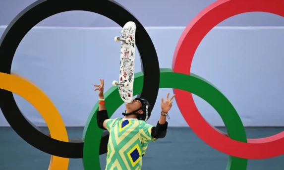 Skate e malabares no pódio: Augusto Akio é bronze no Skate Park.