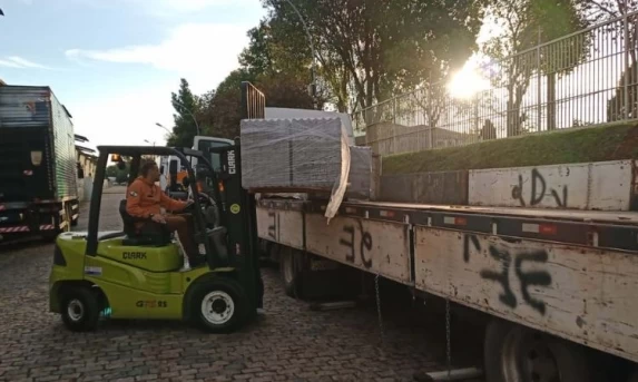 Solidariedade: Defesa Civil Estadual envia 2,6 mil telhas para municípios atingidos pelas fortes chuvas no Paraná