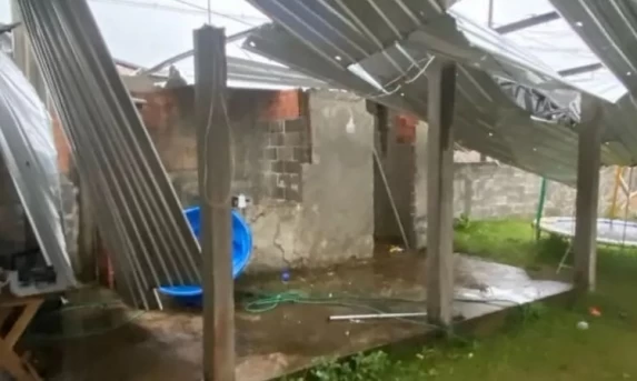Temporal deixa mais de 100 mil imóveis sem energia elétrica no Paraná