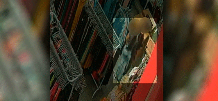 TOLEDO: Mulheres são flagradas furtando roupas de loja.