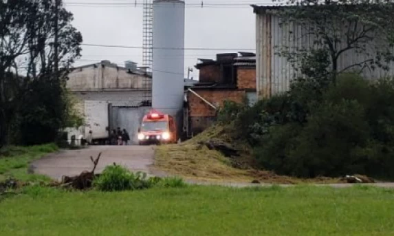 Trabalhador tem o braço esmagado enquanto descarregava caminhão em Cascavel.