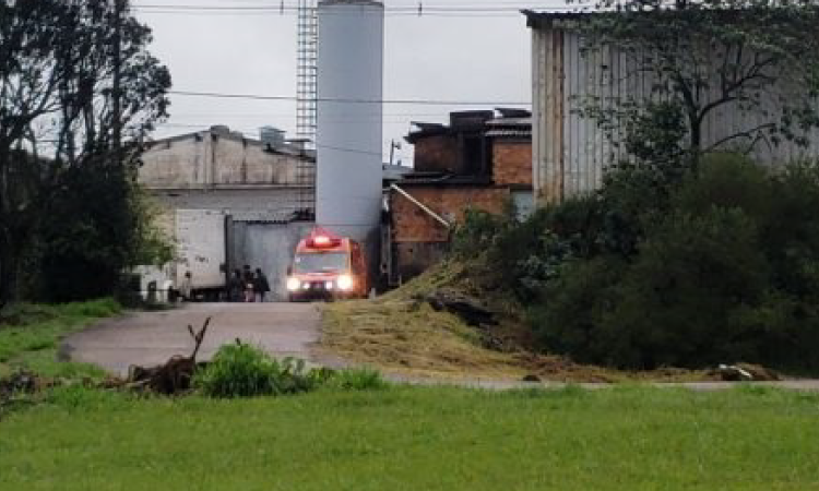 Trabalhador tem o braço esmagado enquanto descarregava caminhão em Cascavel.