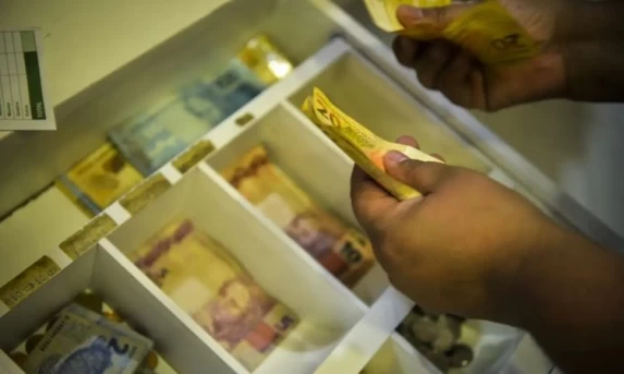 Trabalhadores nascidos em novembro e dezembro recebem abono salarial