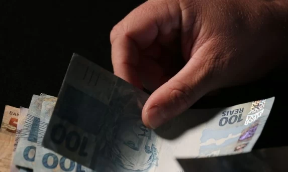 Trabalhadores nascidos em setembro e outubro recebem abono salarial