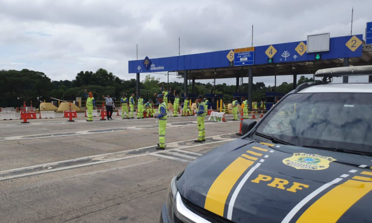 Trabalhadores realizam manifestação na praça de pedágio de Irati na BR 277