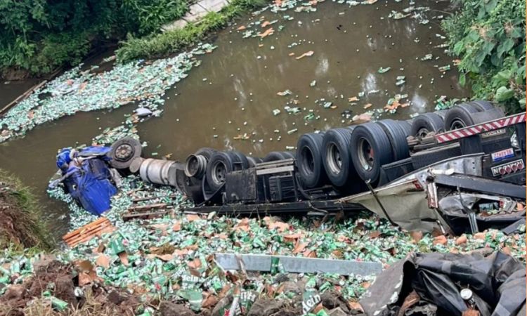 Tragédia: Caminhão sai da pista, cai em rio e motorista morre na BR-376, em Imbaú