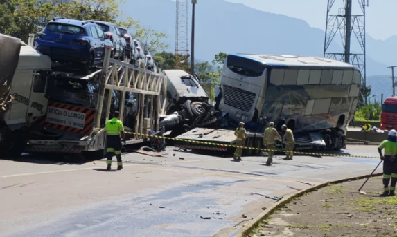 Tragédia na Serra do Mar: Engavetamento com 11 veículos deixa dois mortos e 18 feridos na BR-277, no Paraná