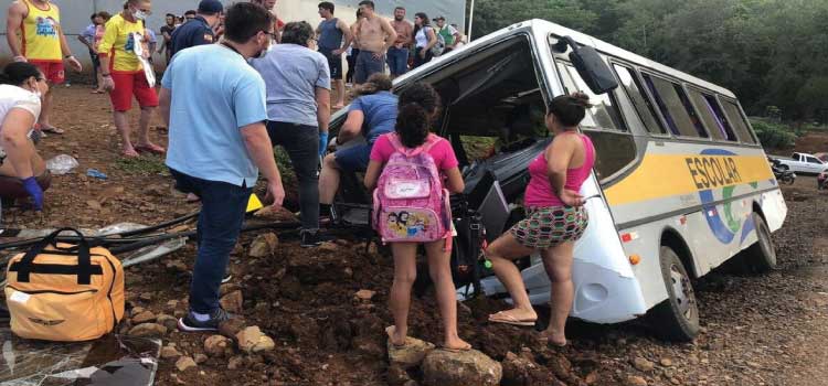 TRÂNSITO: Acidente com ônibus escolar deixa crianças feridas em SC.