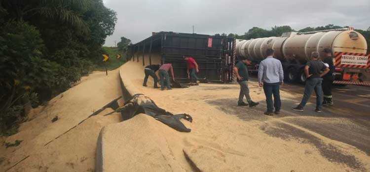 TRÂNSITO: Acidente entre duas carretas é registrado no Km 394 da BR 277 na região de Candói