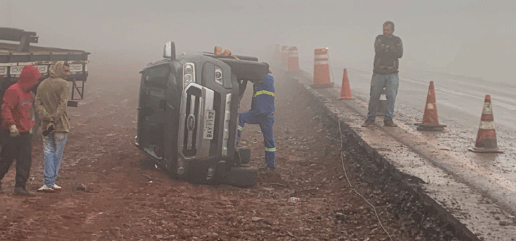 TRÂNSITO: Caminhonete Ranger tomba em trecho em obras na BR-277 em Cascavel.