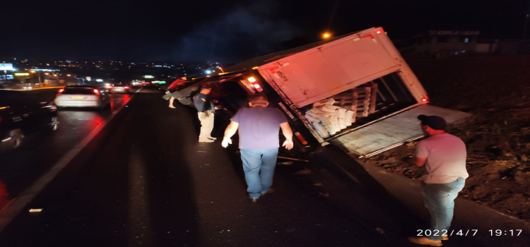 TRÂNSITO: Carreta carregada com farinha de trigo tomba no Km 592 da rodovia BR 277 em Cascavel.