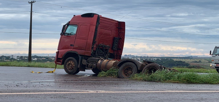 TRÂNSITO: Carreta sai da pista e cai no canteiro central na BR-467, em Cascavel.