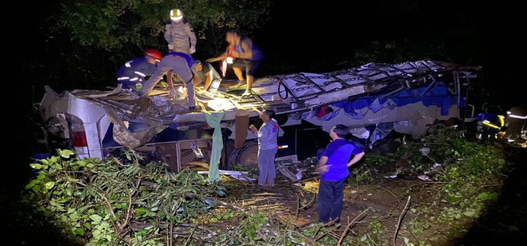 TRÂNSITO: Ônibus cai em ribanceira e deixa 10 mortos e outros 21 feridos, em Sapopema.