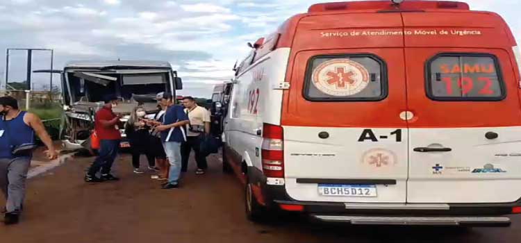 TRÂNSITO: Ônibus colide com caminhão e deixa múltiplas vítimas na BR-277, em Foz do Iguaçu.
