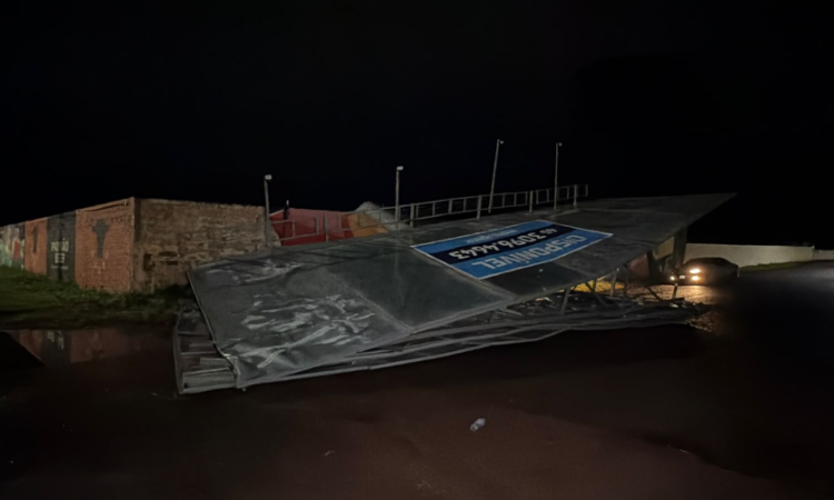 Vento forte derruba outdoor de grande porte próximo à BR-277 em Cascavel
