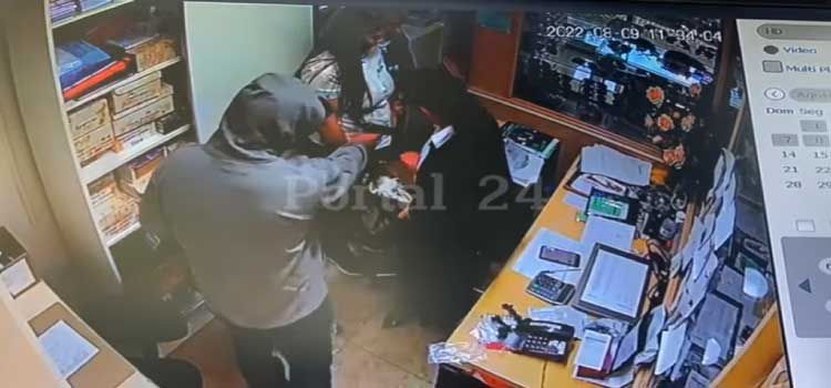 Vídeo: Veja o momento em que criminosos fazem roubo em relojoaria no Centro de Cascavel.